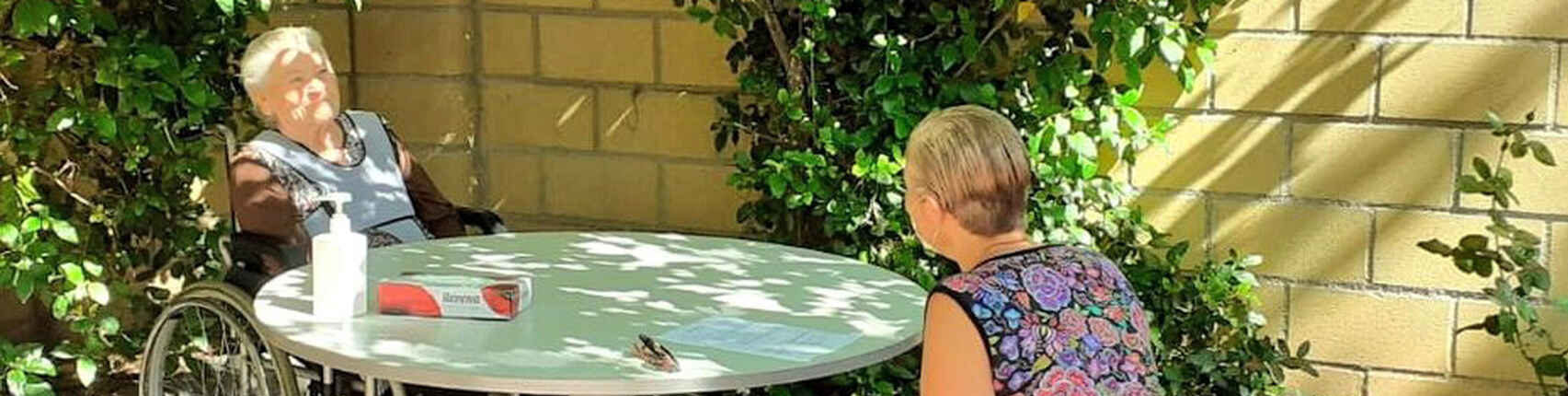 Sin besos ni abrazos, las residencias de mayores empiezan su desescalada