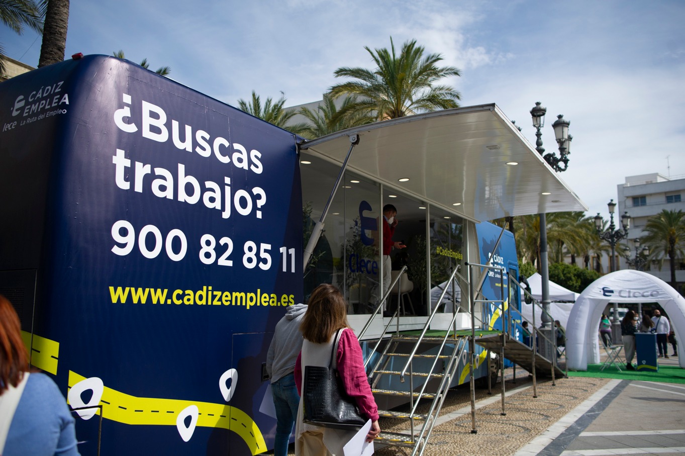 Clece recorre la España vaciada con un autobús-oficina itinerante para cubrir 1.275 puestos de trabajo