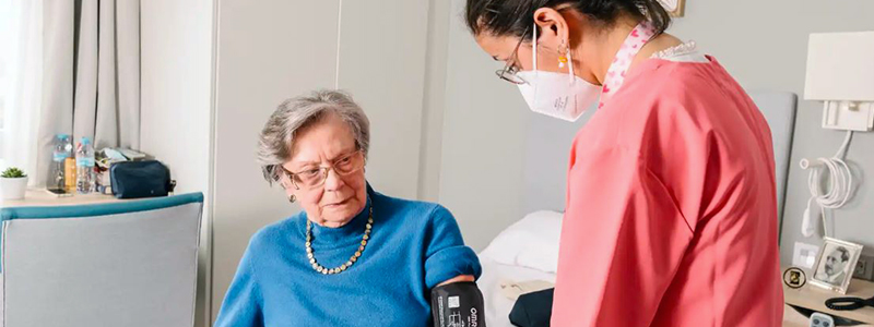 Ser enfermera en una residencia de mayores: “Te sienten casi como de la familia”
